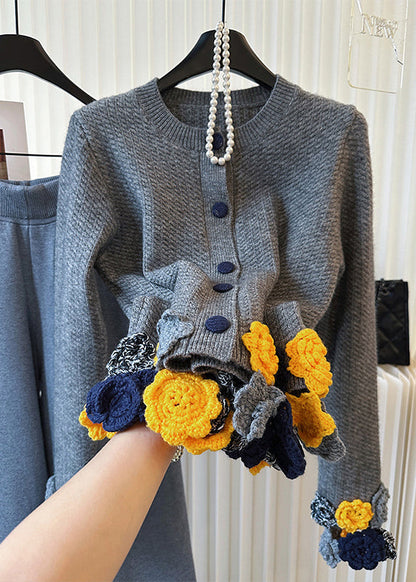 Elegante graue Strickjacke mit Rundhalsausschnitt und Blumenmuster für den Winter