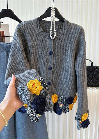 Elegante graue Strickjacke mit Rundhalsausschnitt und Blumenmuster für den Winter