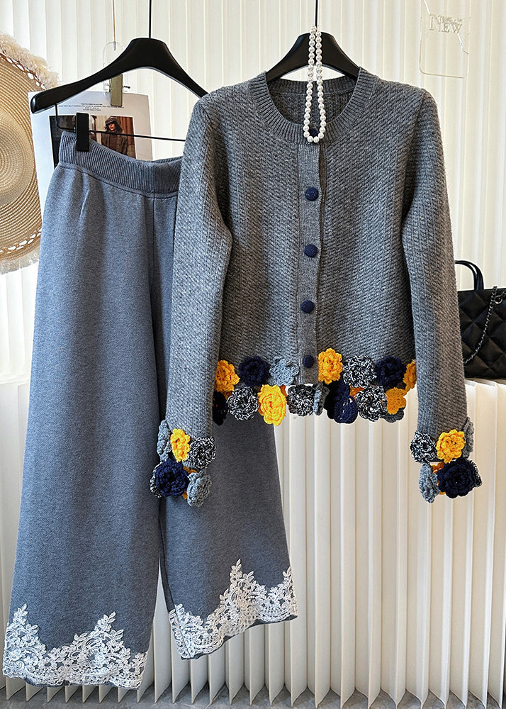 Elegante graue Strickjacke mit Rundhalsausschnitt und Blumenmuster für den Winter