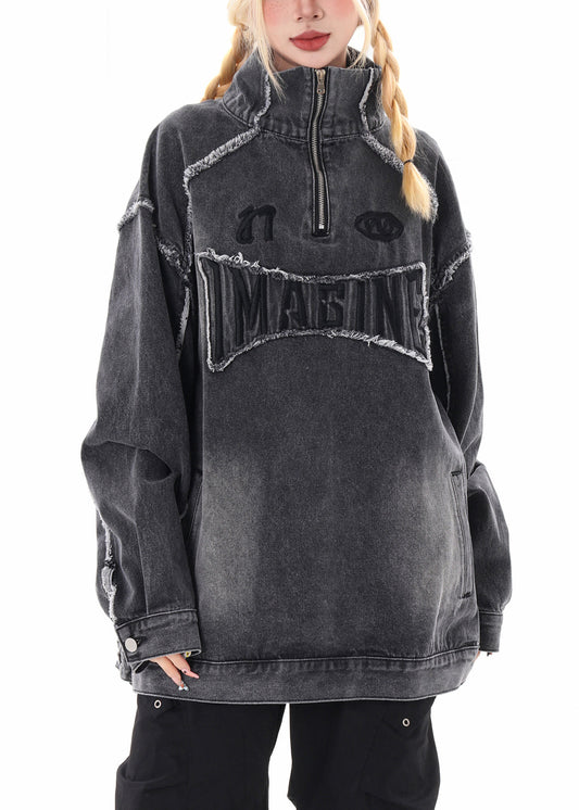 Elegante jersey de mezclilla gris oversize con cuello alto bordado y abrigos de primavera