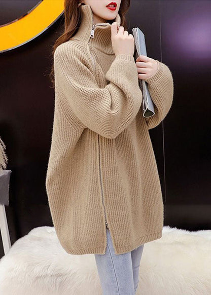 Schicker Khakifarbener, hochgeschlossener, gemütlicher Strickpullover mit Reißverschluss für den Winter