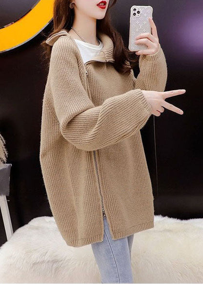 Schicker Khakifarbener, hochgeschlossener, gemütlicher Strickpullover mit Reißverschluss für den Winter