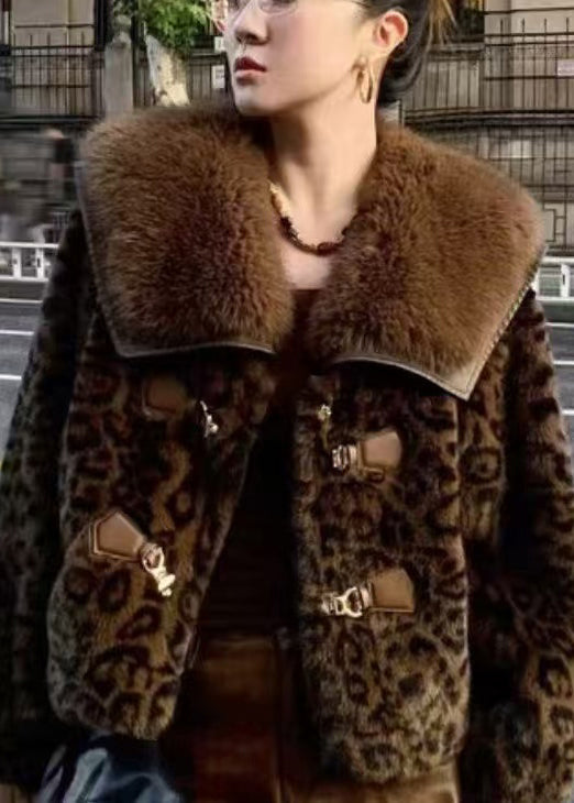 Elegante Wintermäntel aus Nerzhaar mit Leopardenmuster, Peter-Pan-Kragen und Knöpfen, aus Nerzhaar