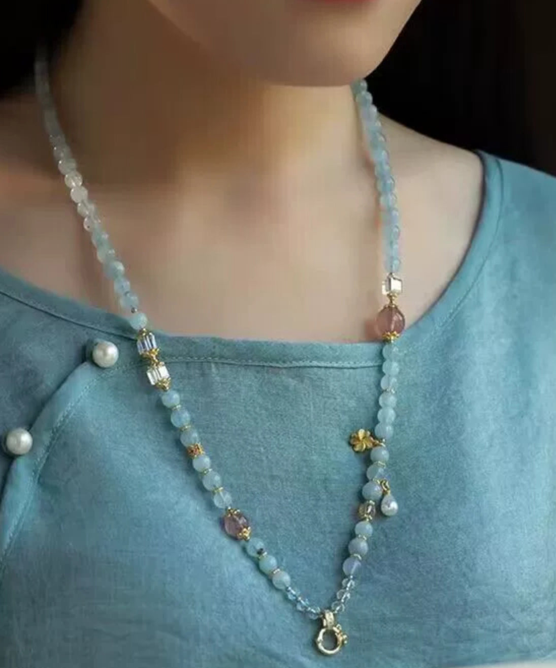 Elegante collar con borlas y cuentas de jade de aleación azul claro