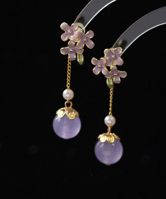 Elegantes pendientes colgantes de cobre morado claro con perlas doradas y esmaltadas
