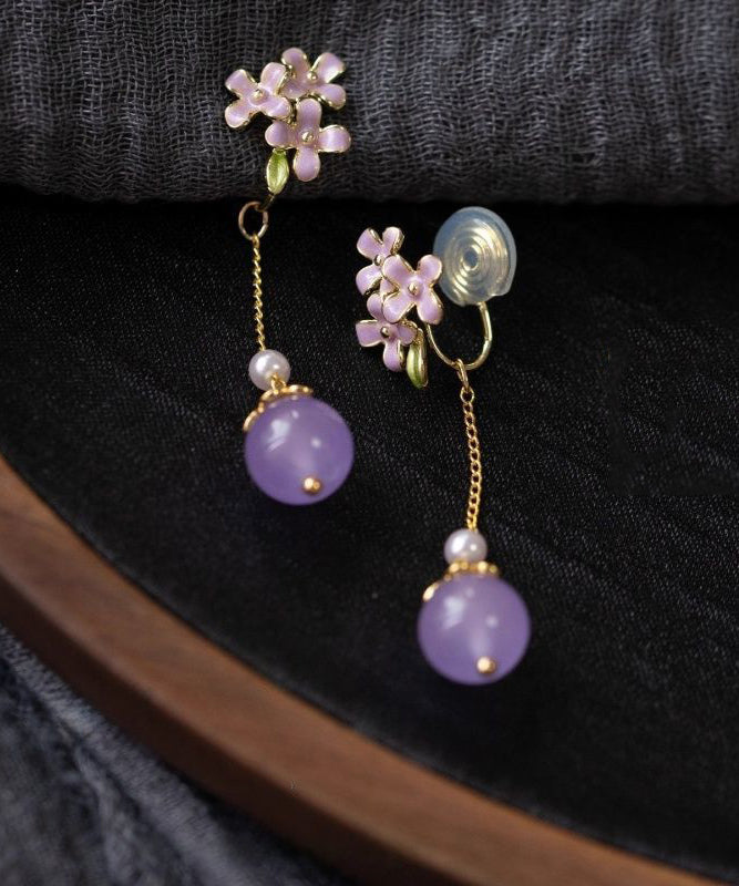 Elegantes pendientes colgantes de cobre morado claro con perlas doradas y esmaltadas