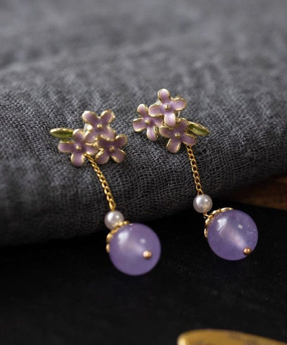 Elegantes pendientes colgantes de cobre morado claro con perlas doradas y esmaltadas