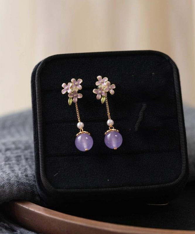 Elegantes pendientes colgantes de cobre morado claro con perlas doradas y esmaltadas