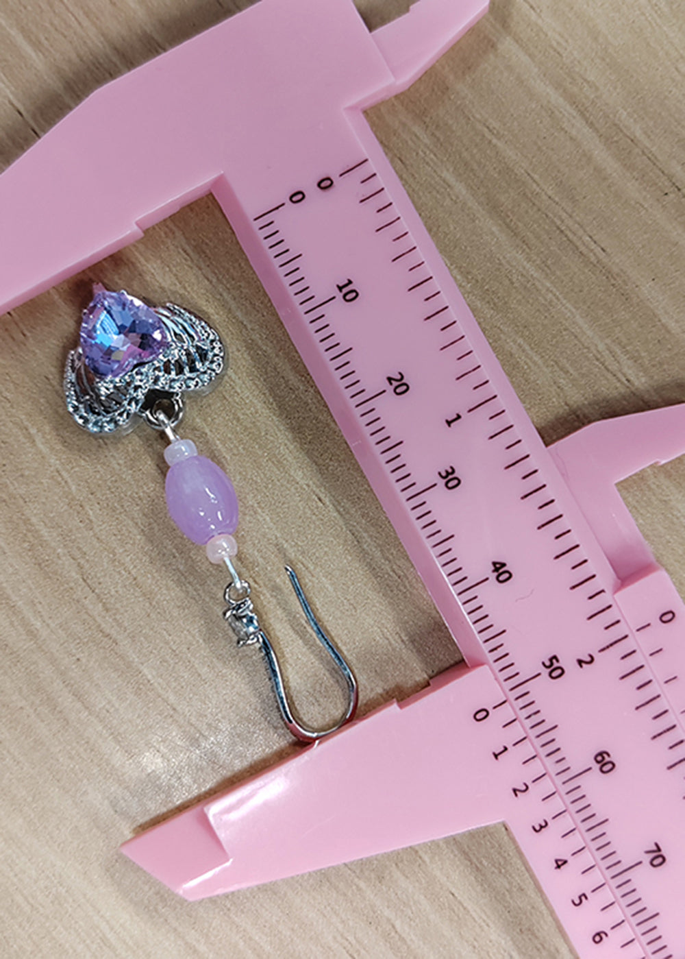 Schicke hellviolette herzförmige Edelstein-Tropfenohrringe