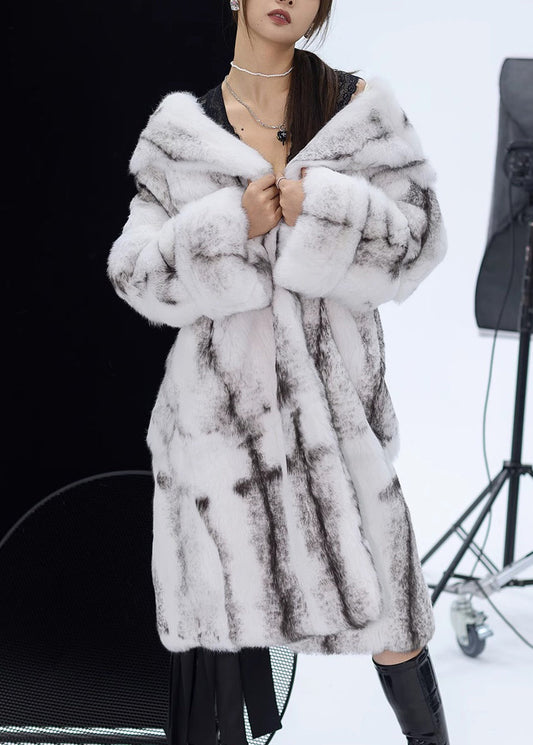 Schicker hellgelber Wintermantel aus flauschigem Kaninchenfell mit Peter-Pan-Kragen