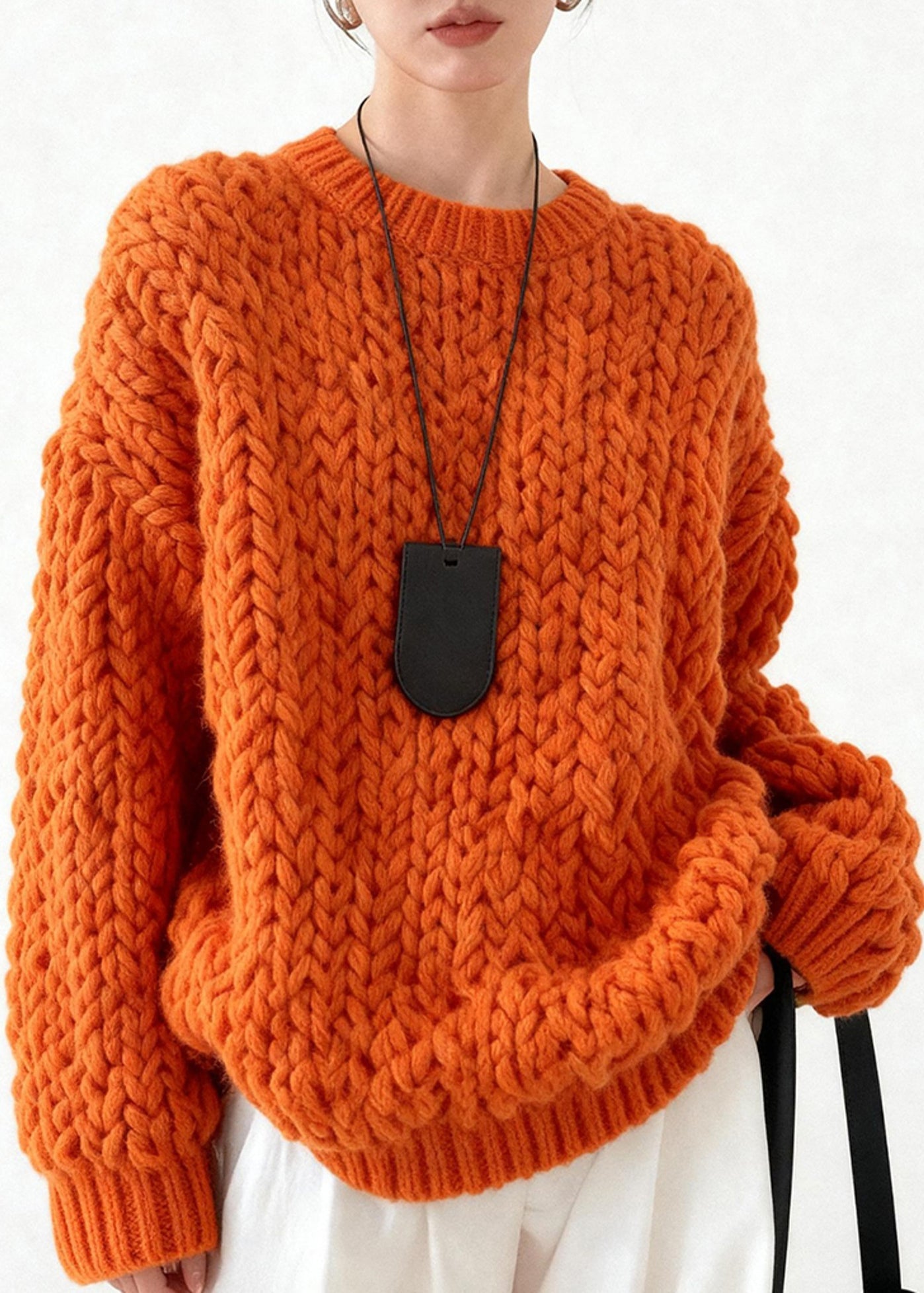 Schicke orangefarbene Oversize-Strickpullover mit Zopfmuster für den Winter