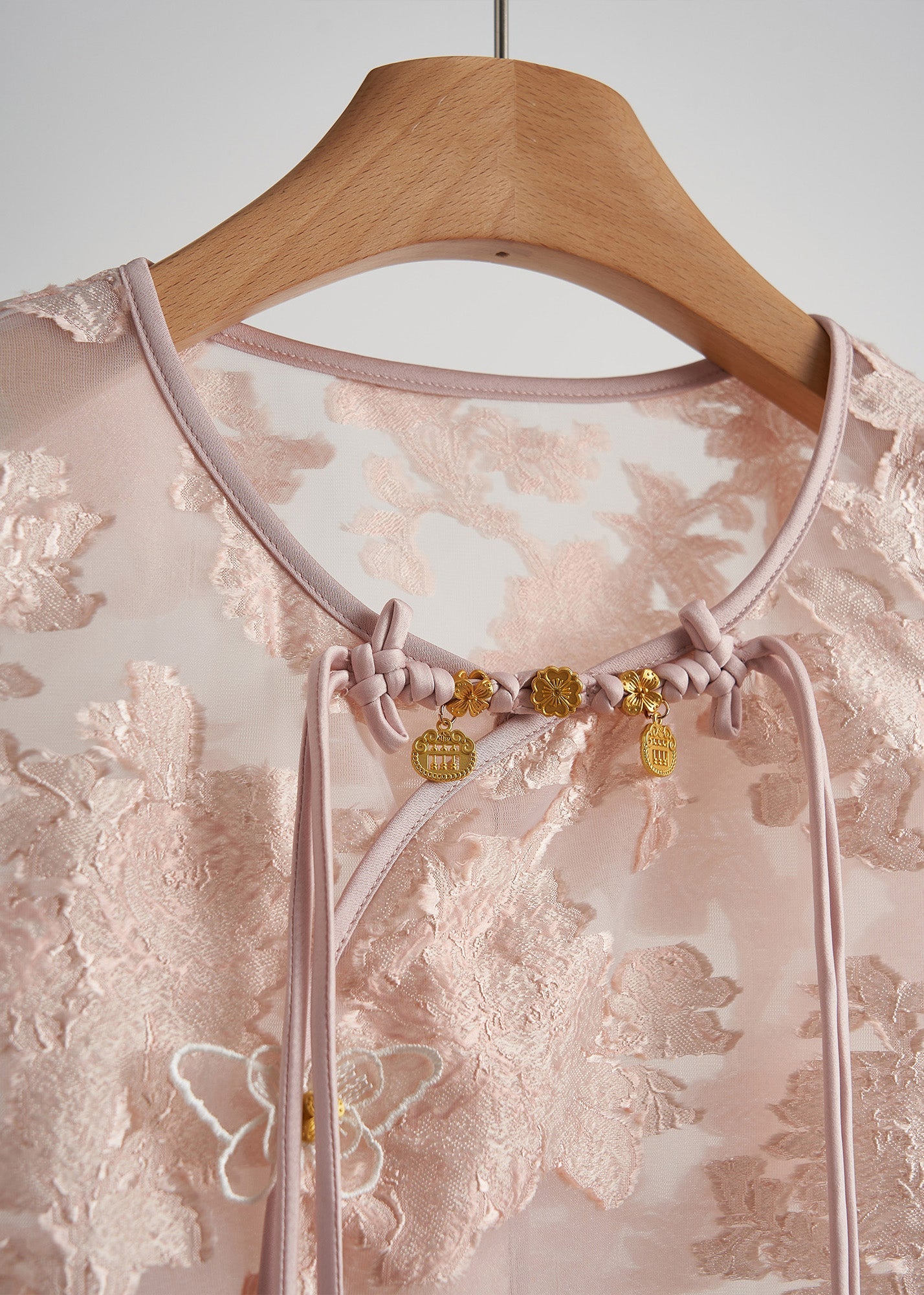 Chaleco elegante de seda jacquard con volantes en rosa sin mangas