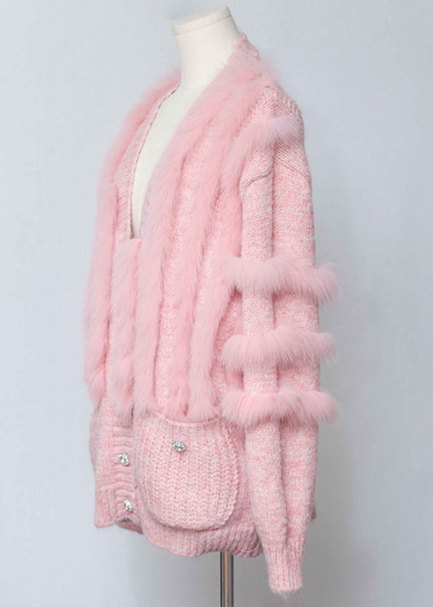 Cárdigan de lana con cuello en V y patchwork de piel de zorro en color rosa chic para invierno