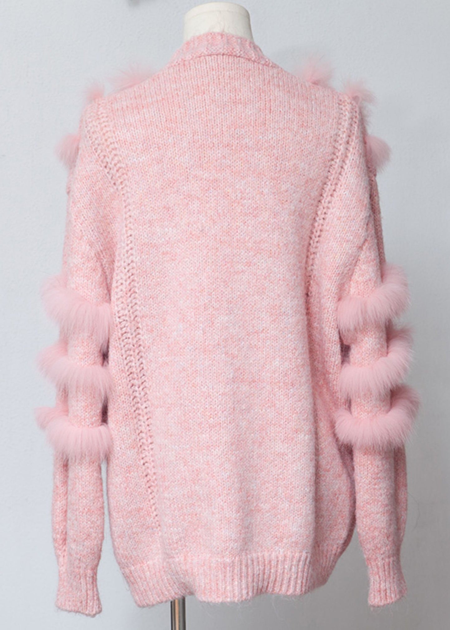 Cárdigan de lana con cuello en V y patchwork de piel de zorro en color rosa chic para invierno