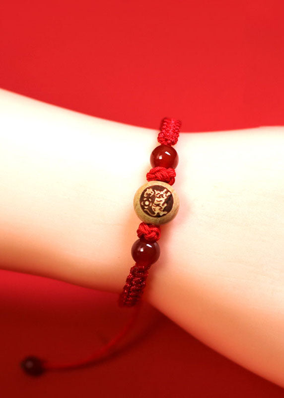 Schickes rotes handgestricktes Pfirsichholz-Charm-Armband