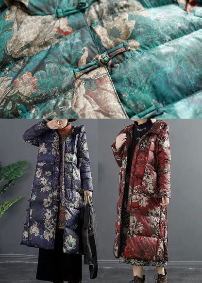 Schicker roter Daunenmantel mit Kapuze und Aufdruck