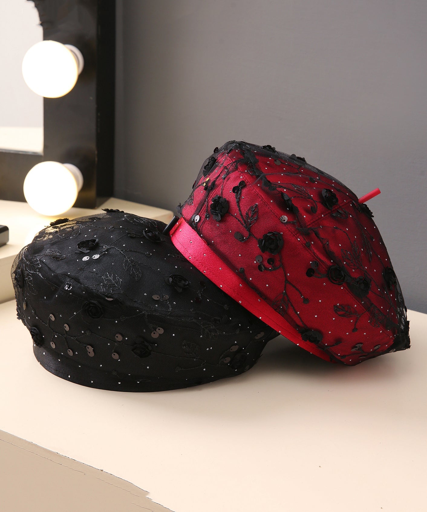 Schicke rote Pailletten-Baskenmütze mit Blumenmuster