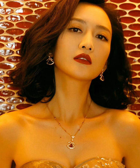 Elegante collar con colgante en forma de abanico de circonita y gema dorada de plata de ley roja