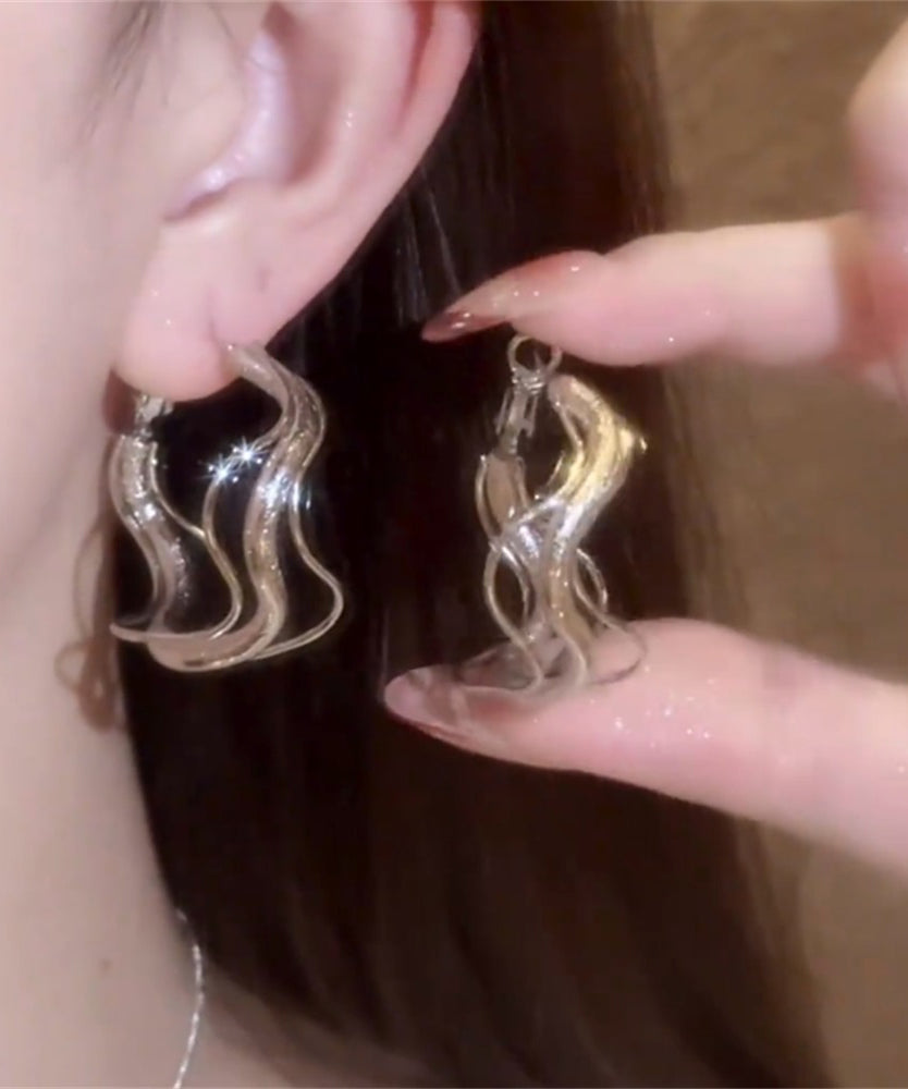 Pendientes de aro asimétricos de seda y metal con agujeros