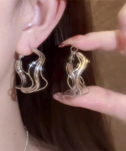 Pendientes de aro asimétricos de seda y metal con agujeros