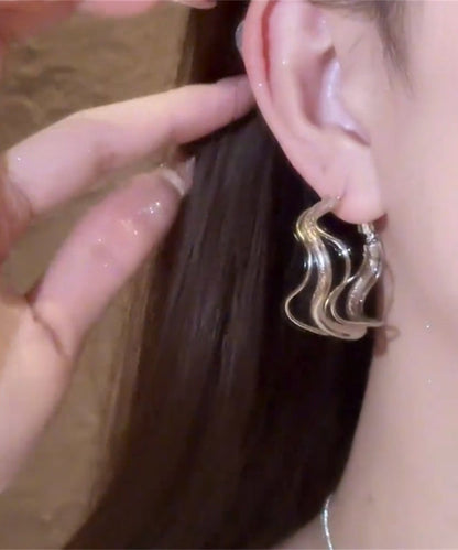 Pendientes de aro asimétricos de seda y metal con agujeros