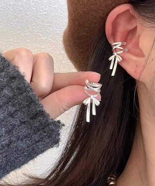 Pendientes de aro con lazo dorado de metal y seda elegantes