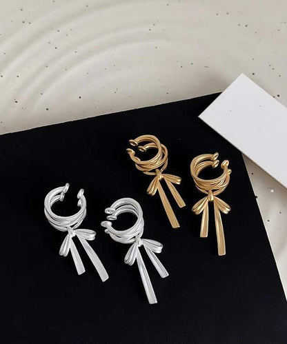 Pendientes de aro con lazo dorado de metal y seda elegantes