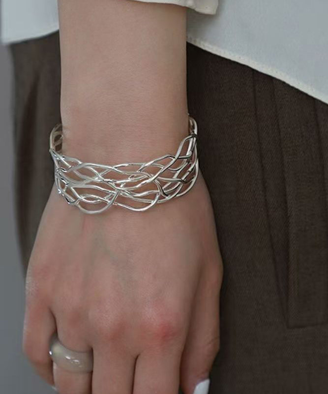 Elegante Manschette aus Sterlingsilber mit hohlem, frittiertem Teigmuster