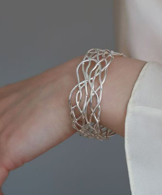 Elegante Manschette aus Sterlingsilber mit hohlem, frittiertem Teigmuster