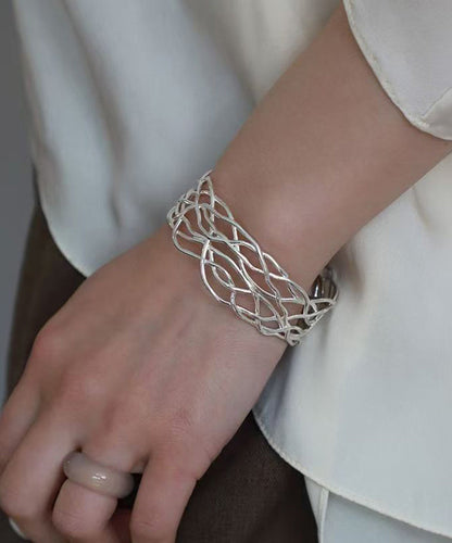 Elegante Manschette aus Sterlingsilber mit hohlem, frittiertem Teigmuster