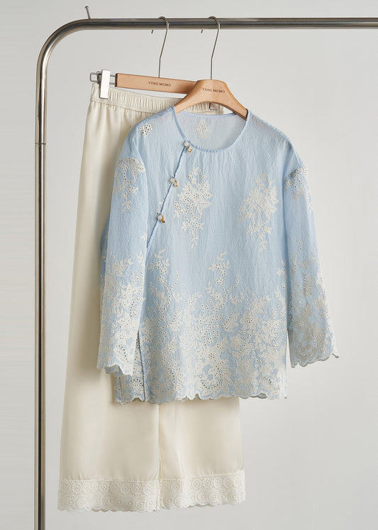 Top de algodón calado con bordado azul cielo elegante para primavera