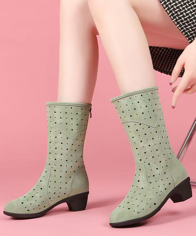 Schicke, klobige Stiefel aus schwarzem Wildleder mit Lochmuster