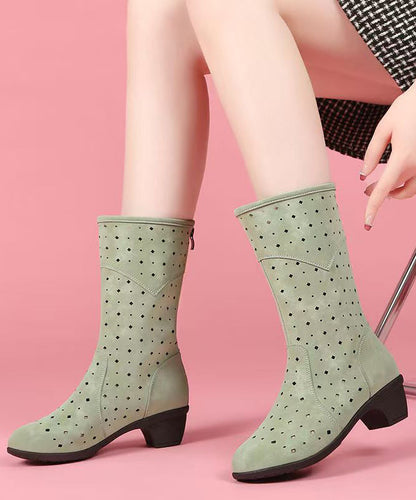 Schicke, klobige Stiefel aus schwarzem Wildleder mit Lochmuster