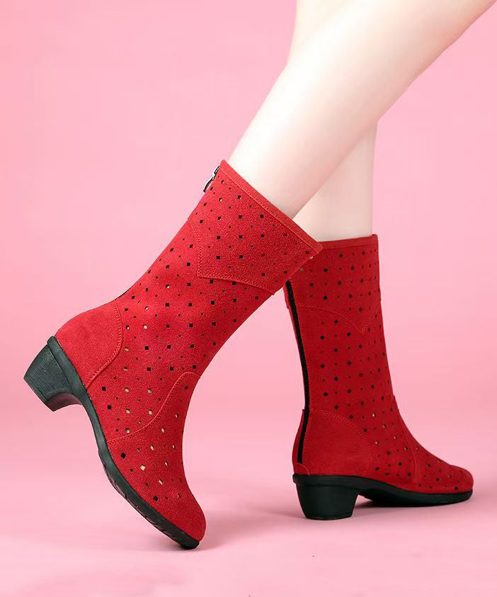 Schicke, klobige Stiefel aus schwarzem Wildleder mit Lochmuster