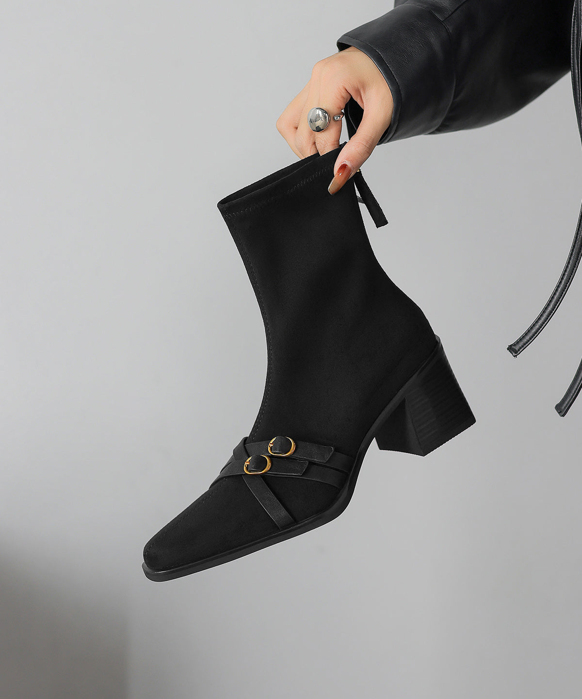 Schicke, klobige Stiefel aus braunem Wildleder mit eckiger Spitze