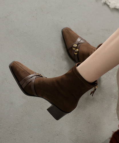 Schicke, klobige Stiefel aus braunem Wildleder mit eckiger Spitze