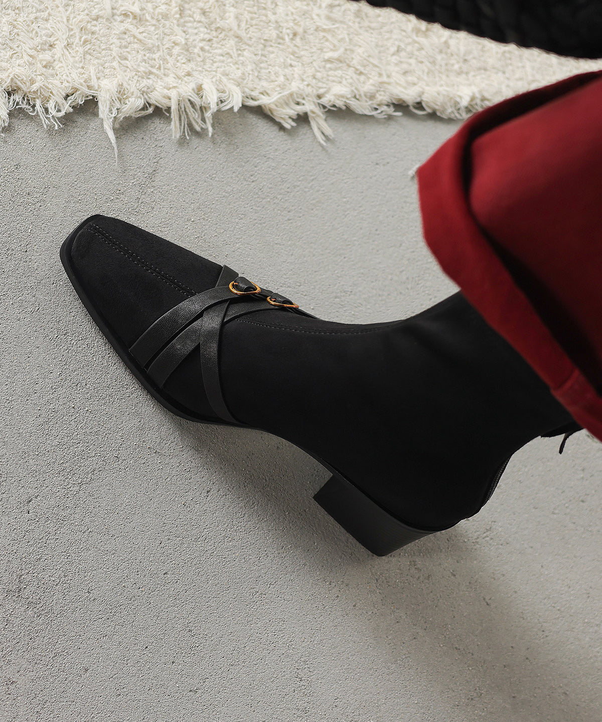 Schicke, klobige Stiefel aus braunem Wildleder mit eckiger Spitze