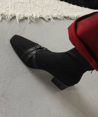 Schicke, klobige Stiefel aus braunem Wildleder mit eckiger Spitze