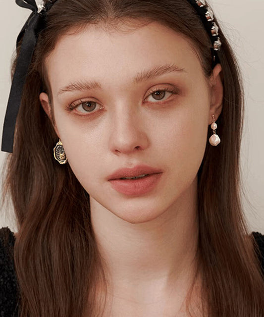 Elegantes pendientes asimétricos de gatito con perlas doradas en plata de ley