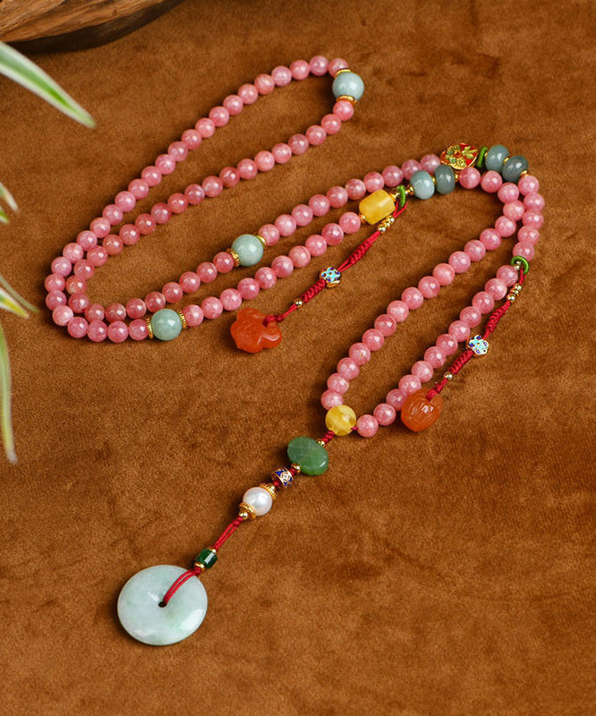 Collar elegante con colgante de cuentas de jade rojo agua y gemas de perla