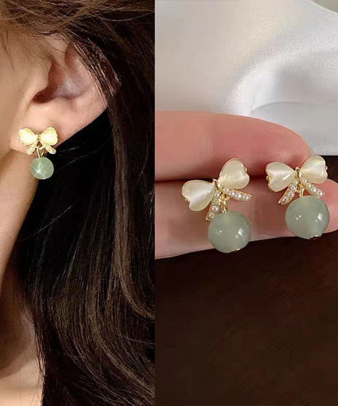 Pendientes elegantes de aleación blanca con incrustaciones de perla y lazo de ojo de gato