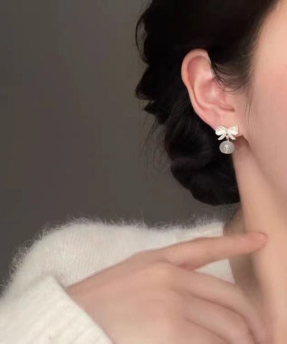 Pendientes elegantes de aleación blanca con incrustaciones de perla y lazo de ojo de gato