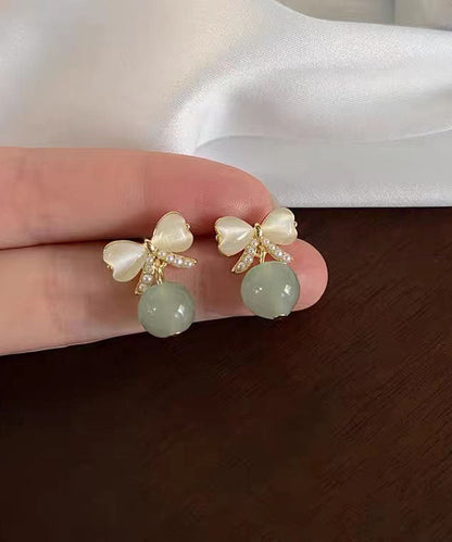 Pendientes elegantes de aleación blanca con incrustaciones de perla y lazo de ojo de gato