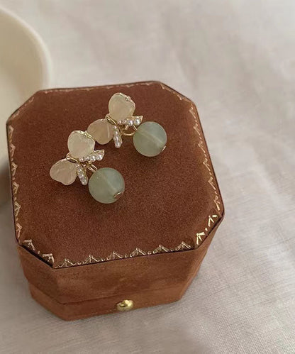 Pendientes elegantes de aleación blanca con incrustaciones de perla y lazo de ojo de gato