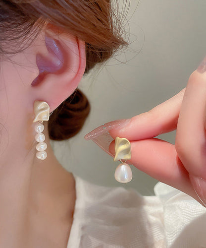 Elegantes pendientes asimétricos de cobre blanco con borlas de perlas