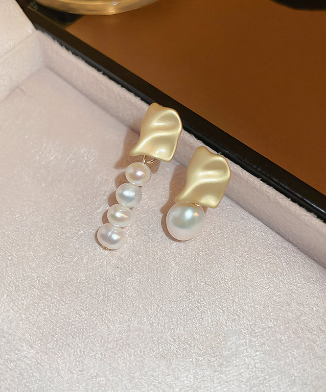 Elegantes pendientes asimétricos de cobre blanco con borlas de perlas