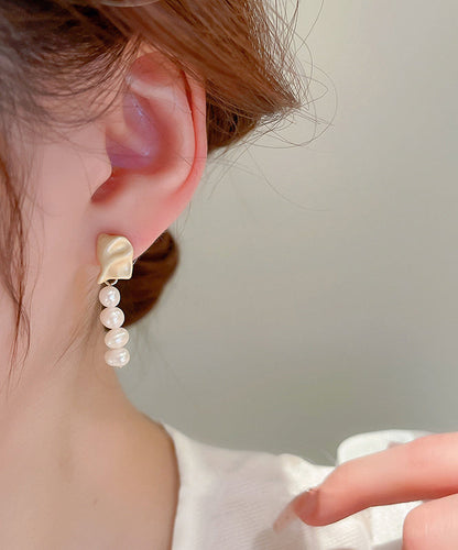 Elegantes pendientes asimétricos de cobre blanco con borlas de perlas