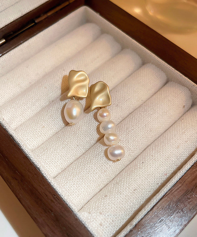 Elegantes pendientes asimétricos de cobre blanco con borlas de perlas