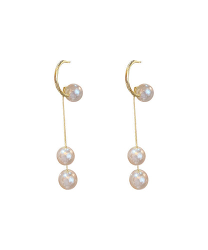 Schicke Ohrringe mit weißen Kupferperlen und Quasten