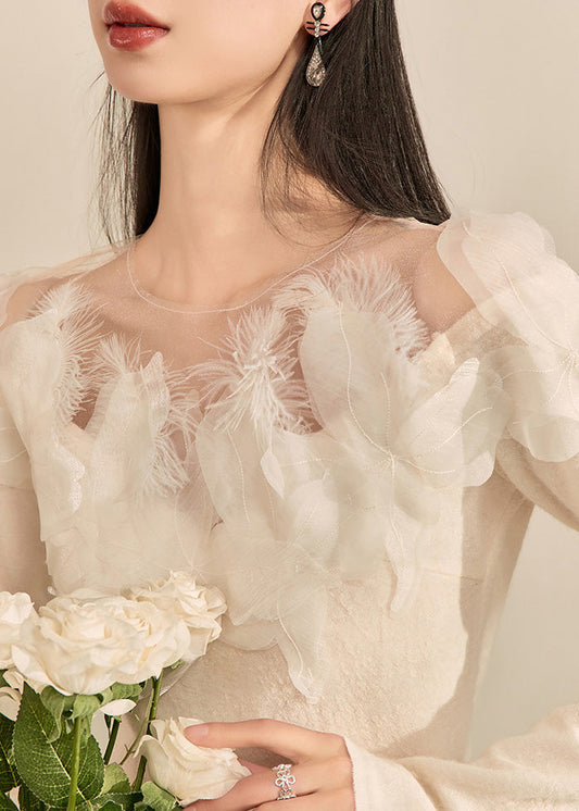 Schicke weiße Strickpullover mit Blumenmuster und Federn für den Frühling